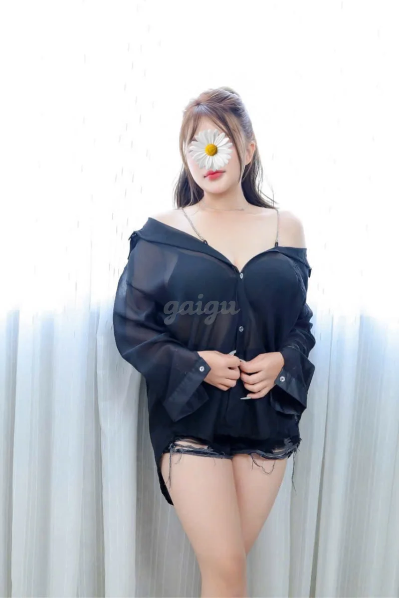 THUỲ TRANG 2K3 - BÉ CÓ CẶP VÚ CĂNG ĐẨY BAO MÚT VÀ BÍM CĂNG MỌNG BAO VÉT